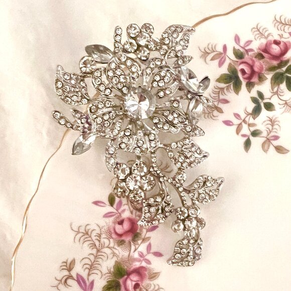 🧷Vintage Large Crystal and Rhinestone Floral Brooch - Silver - Picture 2 of 6
